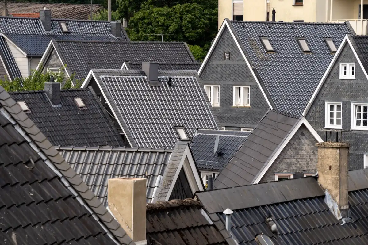 Steep roof eaves and gutter lines on houses in Nashville, TN
